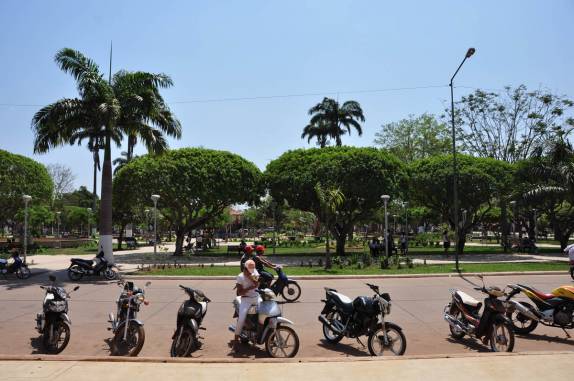 Praça principal de Riberalta, na Bolívia, Cada vez mais parecido com o Brasil, um pouco mais ao norte